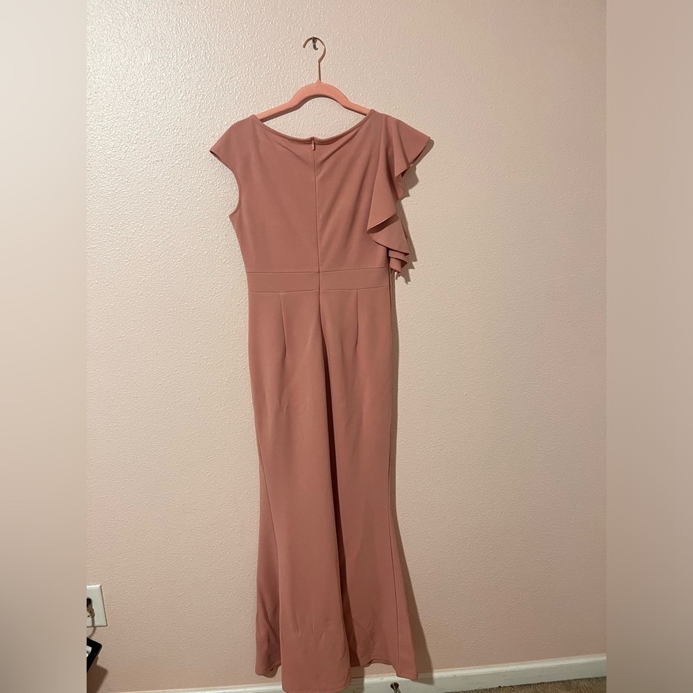 Hi! i’m selling a pink elegant party dress from Woosea!